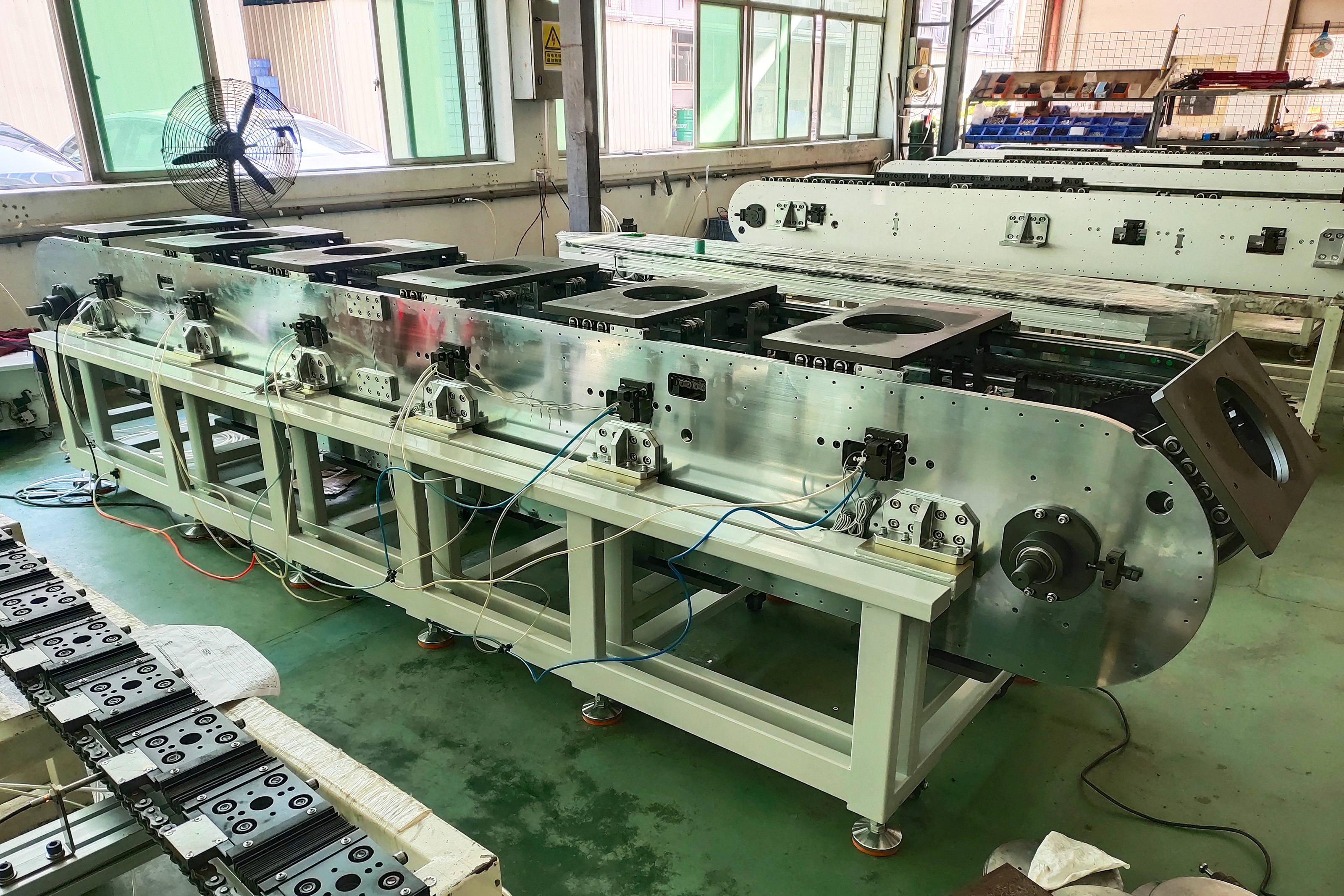 今年会官网双轨环形导轨运送线系统分类与应用剖析：立式与水平双轨结构的设计优势及工业场景实践(图1)